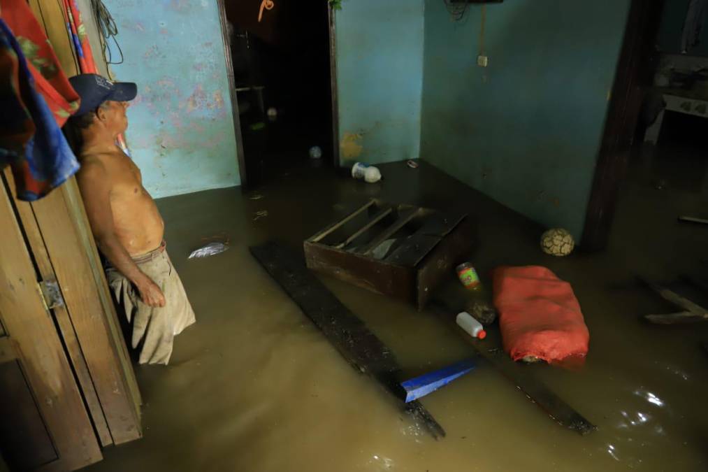 Cuando el río baje su nivel, los pobladores podrán limpiar sus viviendas.