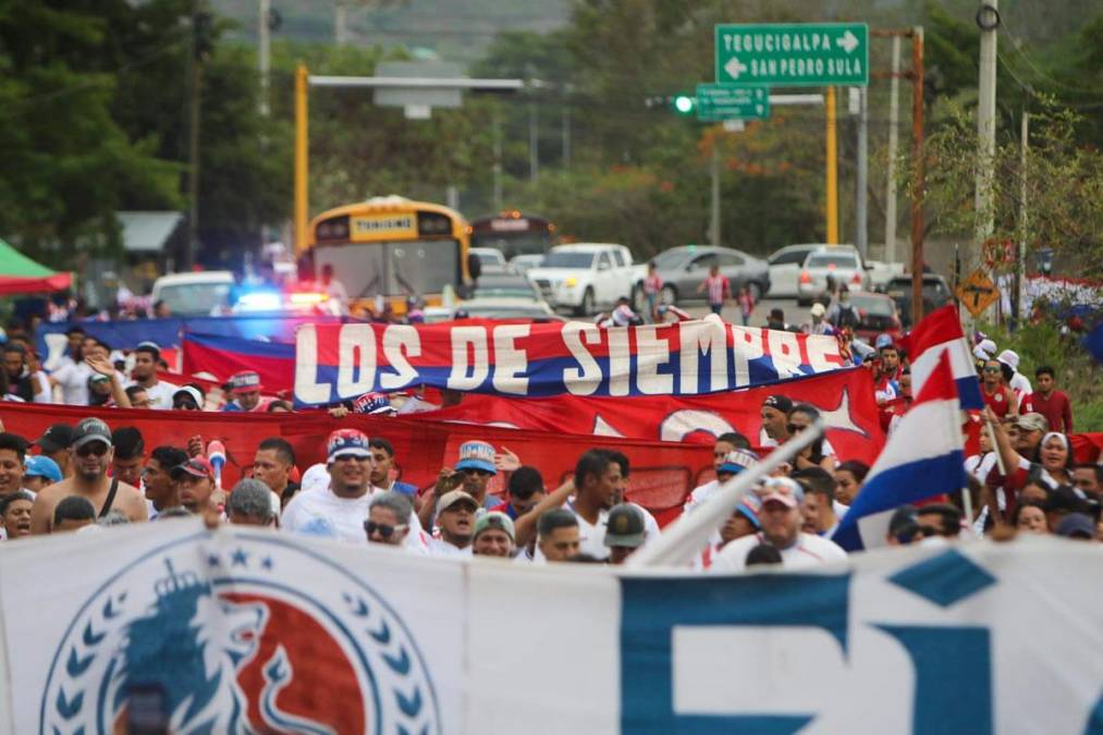 Lindas chicas y show de la Ultra Fiel: el ambiente del Olimpia-Marathón