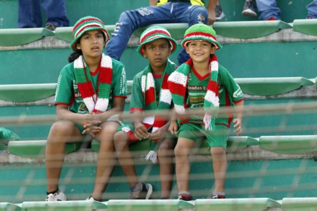 Tres niños aficionados del Marathón en las gradas del Yankel Rosenthal.