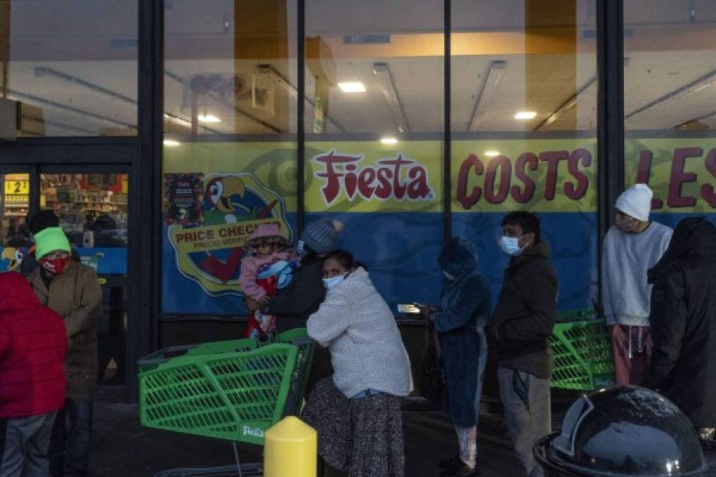 Largas filas se registran en los supermercados, donde los residentes buscan abastecerse de comida tras el paso de la tormenta Uri que ha causado estragos en todo el país.