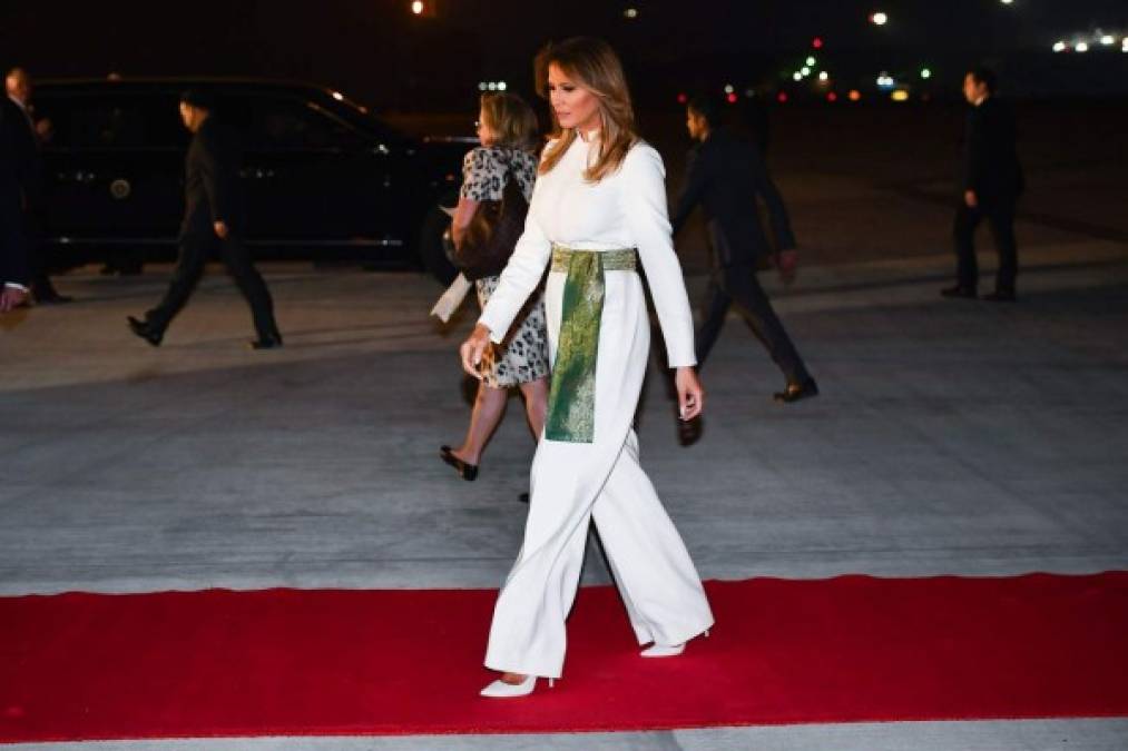 Para su primer evento, Melania lució un jumpsuit blanco de manga larga que complementó con un tradicional fajín indio.