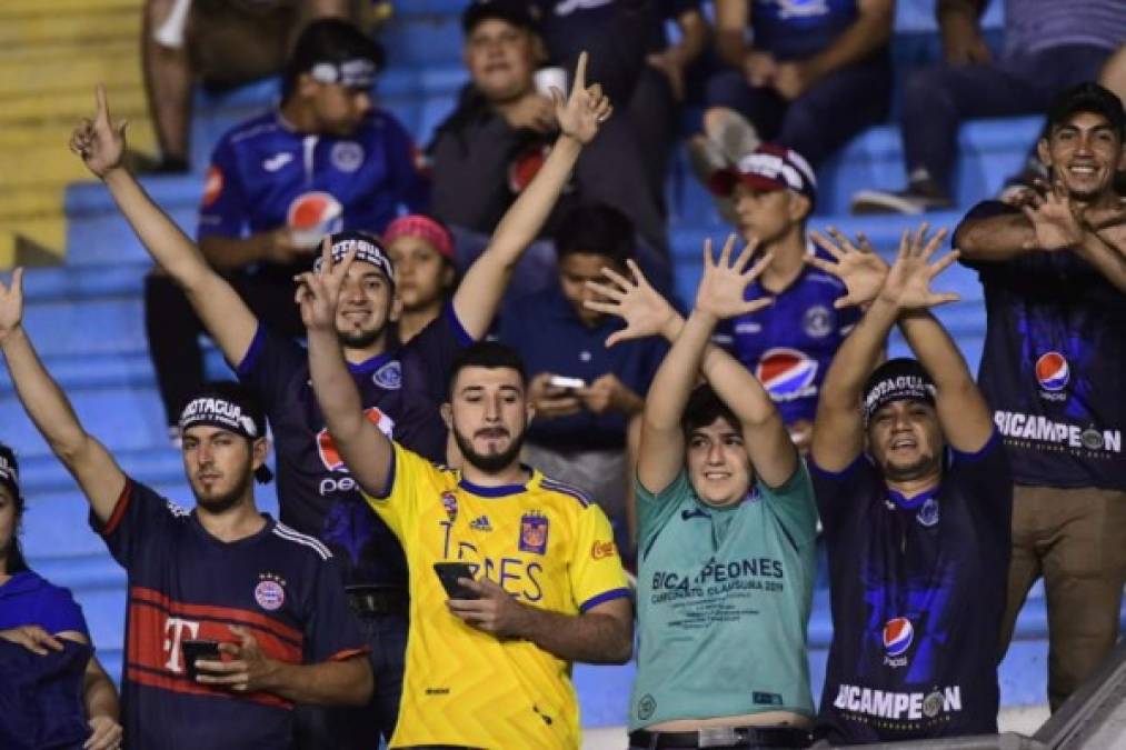 Jovénes llegaron hasta con camisetas de Tigres y Bayern Múnich.