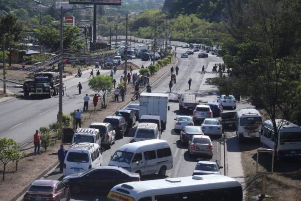 Como ya es normal cada vez que protestan, los encapuchados bloquearon el paso en el bulevar Suyapa, frente a la Universidad Nacional Autónoma de Honduras.
