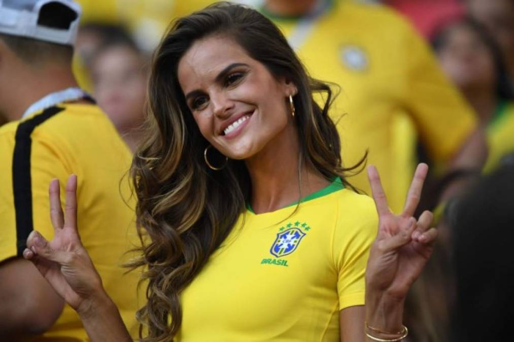 La hermosa modelo brasileña Izabel Goulart robó miradas en el estadio Spartak de Moscú. Foto AFP