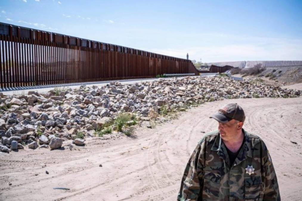 El presidente Donald Trump considera a los migrantes una amenaza a la seguridad nacional, y ha pedido miles de millones de dólares al Congreso para construir un muro en la frontera sur.