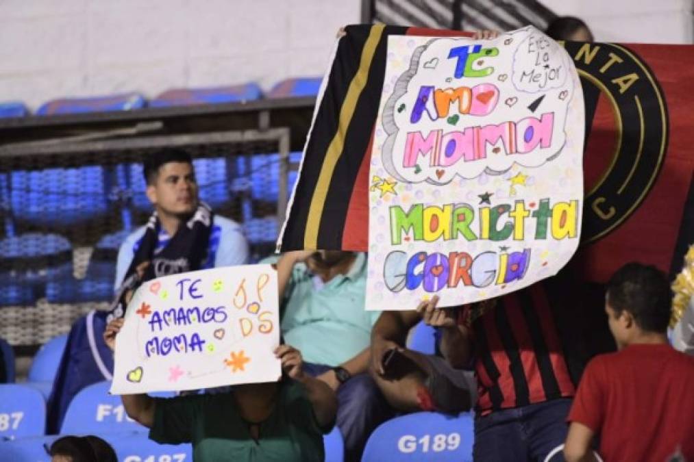Esta hermosa pancarta se pudo ver en el estadio Olímpico de San Pedro Sula. En ella se lee un mensaje de un hijo a su madre.