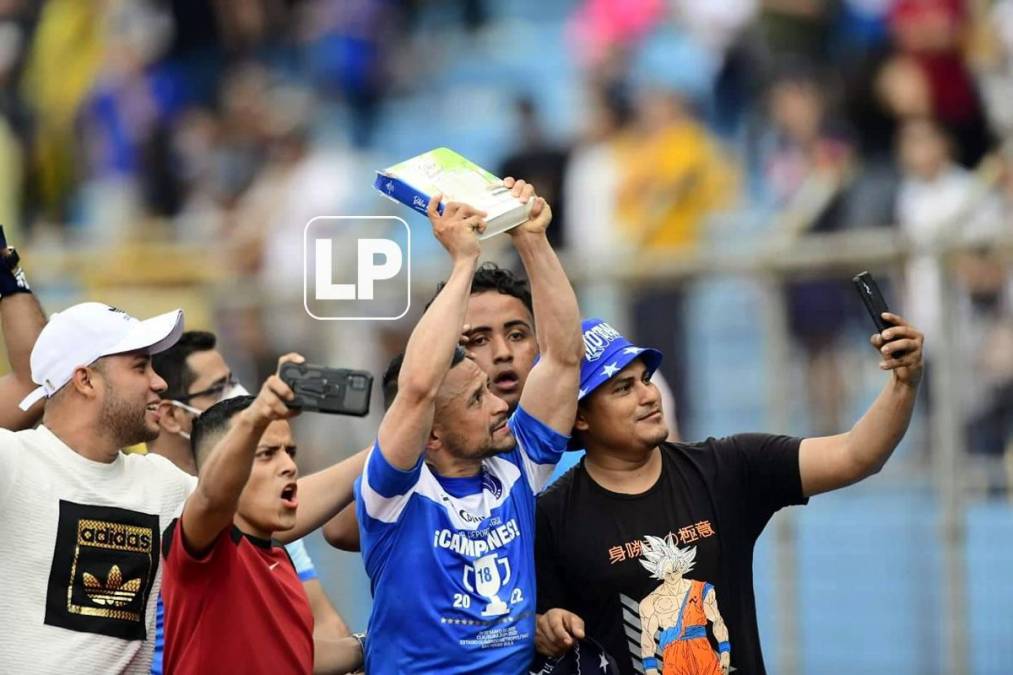 El lateral izquierdo Omar Elvir salió a la cancha después de los disturbios de aficionados y mostró a sus hinchas una Biblia.