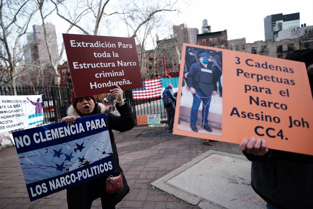 Pese a que el juicio del expresidente Juan Orlando Hernández fue pospuesto para la siguiente semana, decenas de hondureños llegaron a la Corte del Distrito Sur de Nueva York para hacer protesta. 