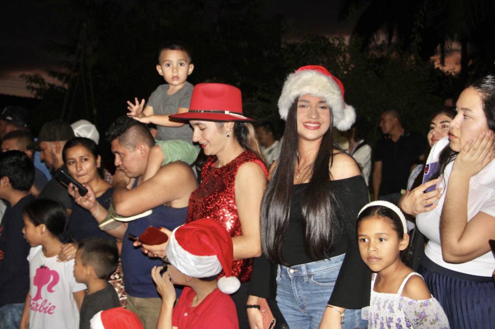 Las familias enteras salieron a las calles principales de Copán Ruinas para ver el desfile hípico navideño y participar de las actividades de inauguración del evento “Iluminando Copán 2023”.