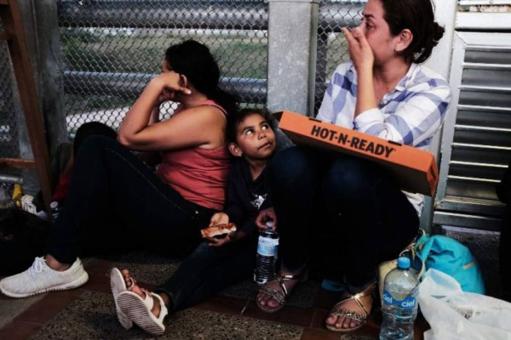 Organizaciones locales han llevado comida a los hondureños varados en la frontera y también les han ofrecido albergue, sin embargo, los inmigrantes prefieren seguir acampando a la intemperie para no perder su lugar en la fila del trámite de asilo.