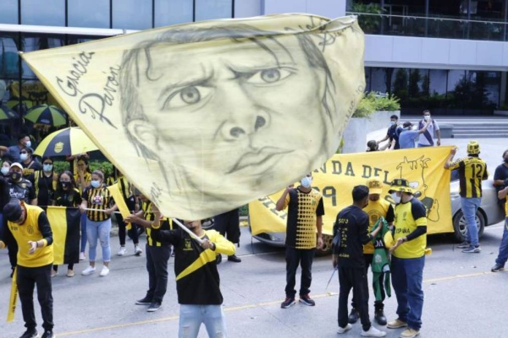 La imagen de Carlos Pavón en una gigante bandera.