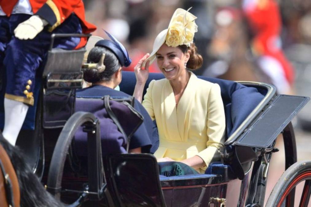 Meghan y Harry llegaron en un carruaje al centro de Londres en compañía de Kate Middleton y Camila de Cornualles.