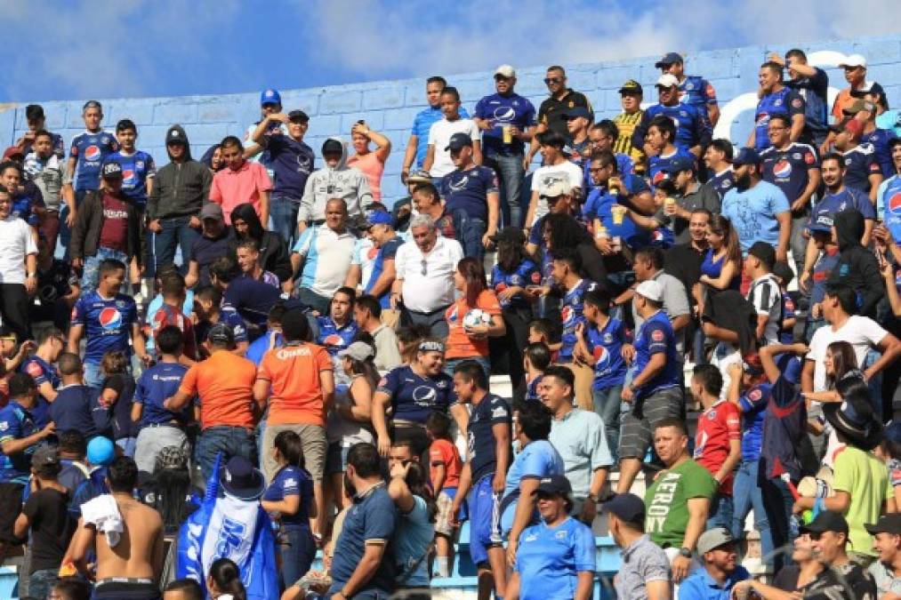 Así se vive el ambiente, y de esta forma recibieron a los futbolistas locales: los azules de El Motagua.