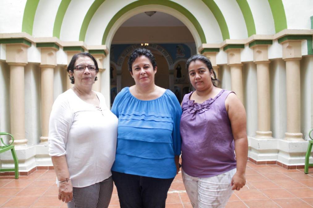 Exalumnas que asistieron a la celebración conmemorativa: Yancie Villegas Promoción 1974, Marisol Vásquez promoción 1984, Lourdes del Carmen Zúniga promoción 2002