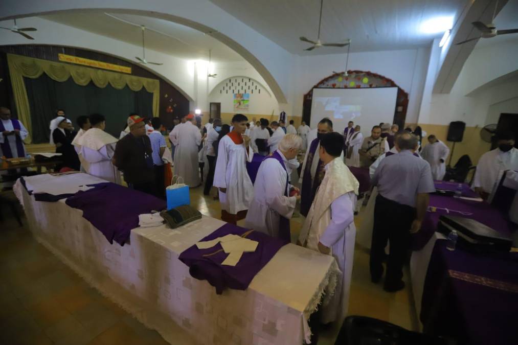 La toma de posesión del nuevo arzobispo de San Pedro Sula, Miguel Lenihan, reúne este sábado a más de 5,000 personas, de acuerdo a estimaciones de los organizadores.