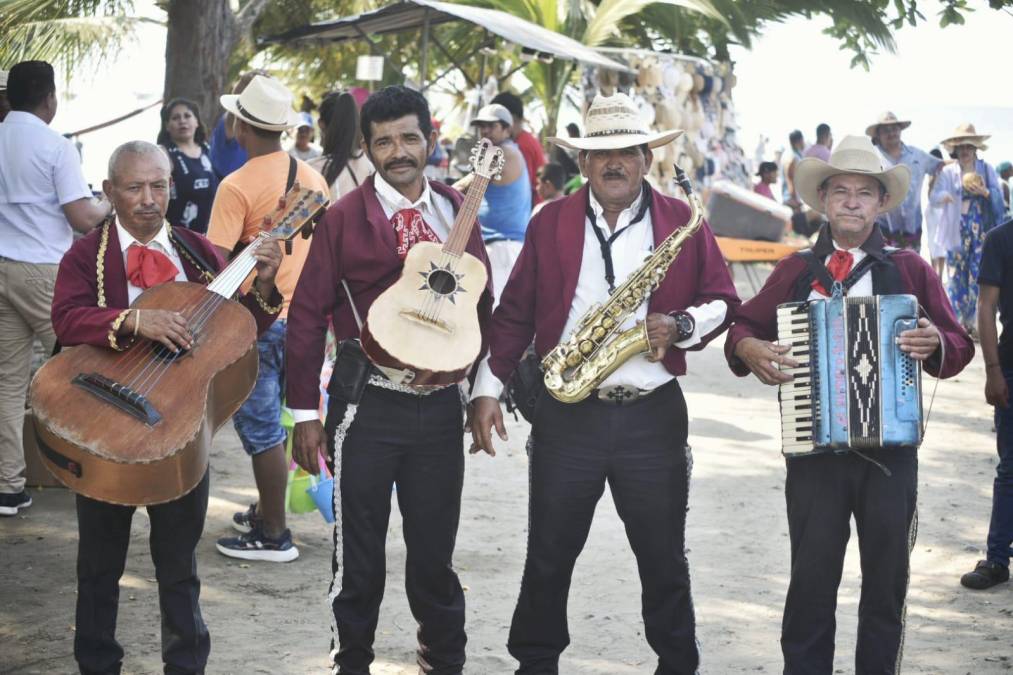 El grupo de mariachis “Andariegos del Norte”, llegaron el pasado domingo desde Comayagua para deleitar con su música a los turistas que visitan las playas del municipio de Tela.