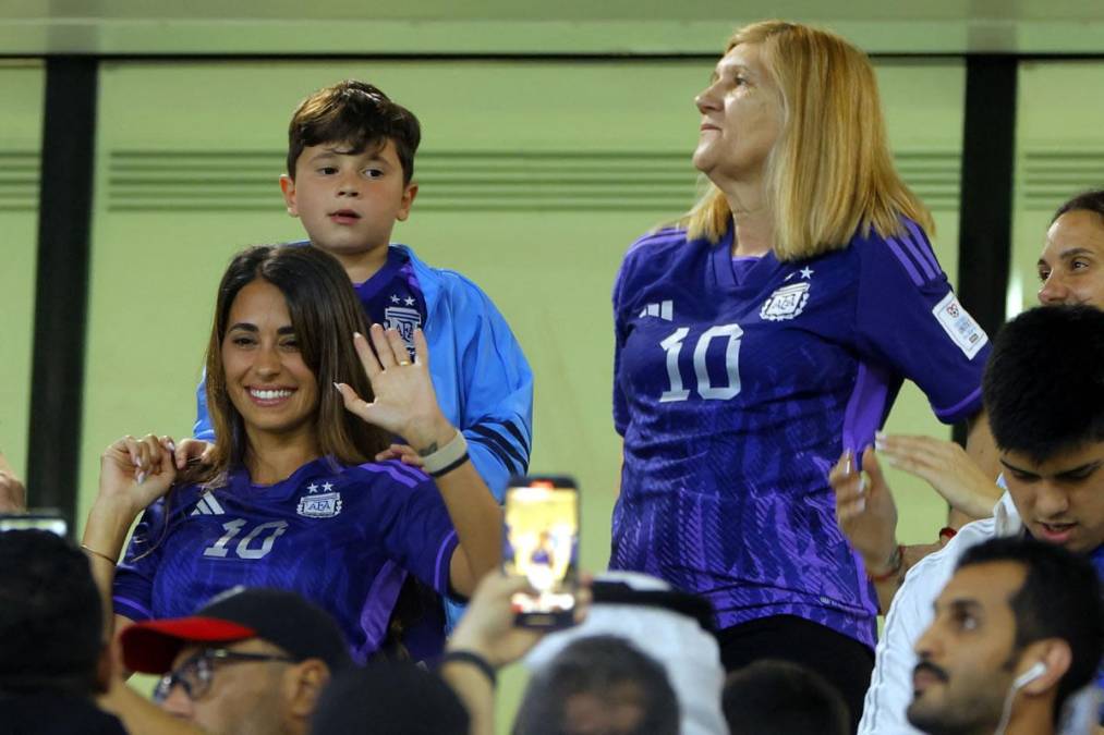 Antonela Roccuzzo y la madre de Messi, Celia María Cuccittini, en el palco del Ahmad Bin Ali Stadium.