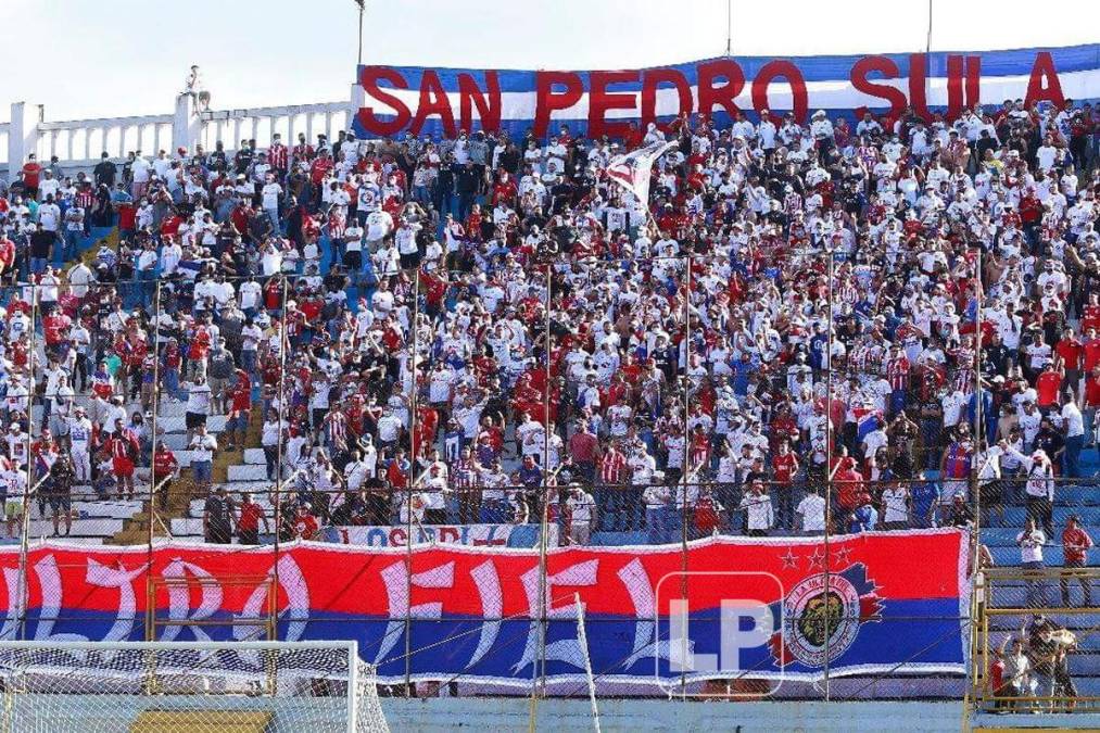 La Ultra Fiel no falló y llegó a la cita del clásico para alentar al Olimpia.