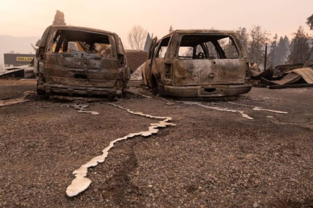 El incendio Dixie calcina los bosques del norte de California desde mediados de julio, un efecto más de la crisis climática que ha provocado un calor sofocante y una alarmante sequía.