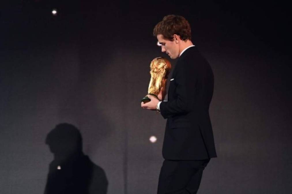 Griezmann y su beso al trofeo más querido, la Copa del Mundo.