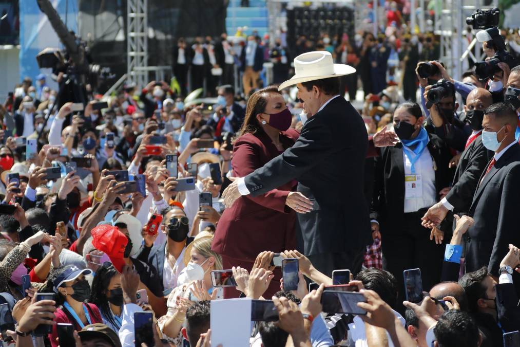 Xiomara Castro y Manuel Zelaya se convirtieron este jueves en el primer matrimonio de Honduras en el que ambos han llegado a ser presidentes del país centroamericano reafirmando su unidad con gestos de cariño ante el pueblo hondureño durante la histórica toma de posesión.