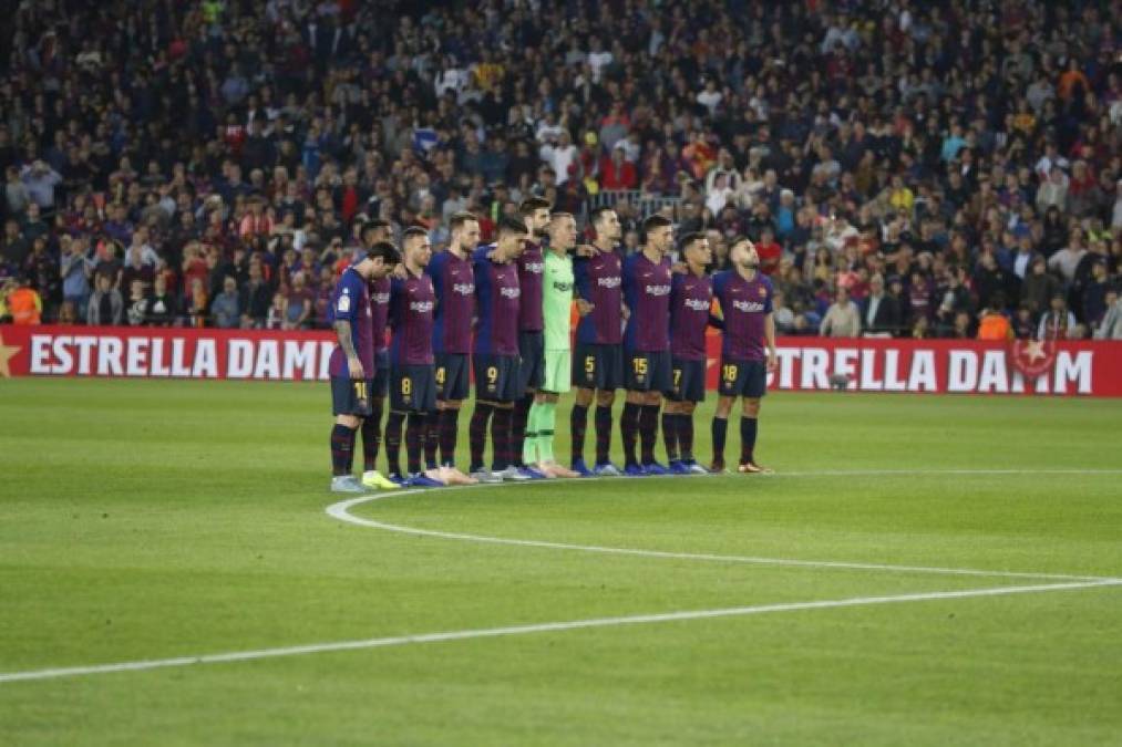 El Camp Nou a minutos de iniciar el partido guardóun minuto de silencio en memoria de las víctimas de las inundaciones de Mallorca y por el ex jugador Vicenç Martínez.