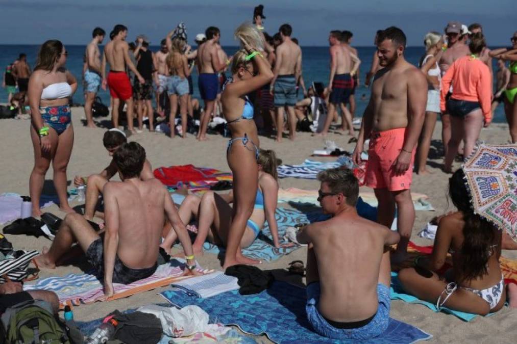 La Policía de Miami Beach, en el sur de Florida (EEUU), se halla en máxima alerta por la ola de 'spring breakers', como se llama a los jóvenes en vacaciones de primavera que llegan a la ciudad, que no respetan los protocolos por la covid y han ocasionado incidentes que llevaron al arresto de un centenar.