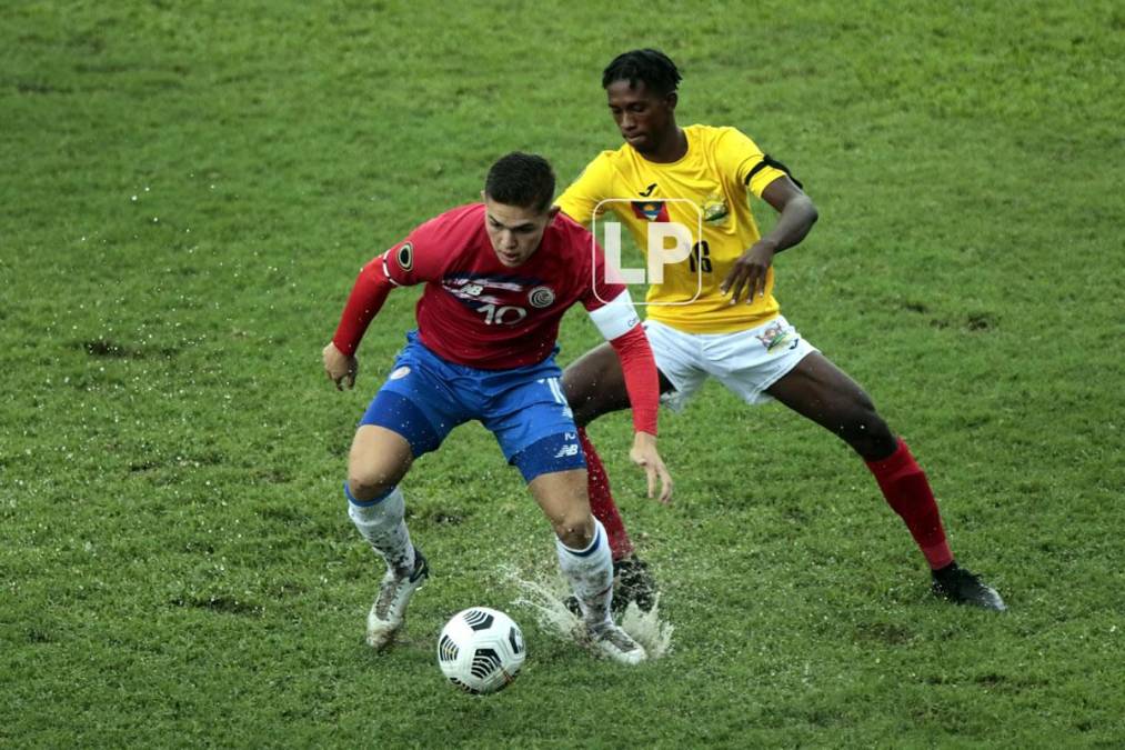 Por la tarde empezó a llover sobre San Pedro Sula y la cancha del Morazán se volvió a inundar durante el juego Costa Rica-Jamaica.