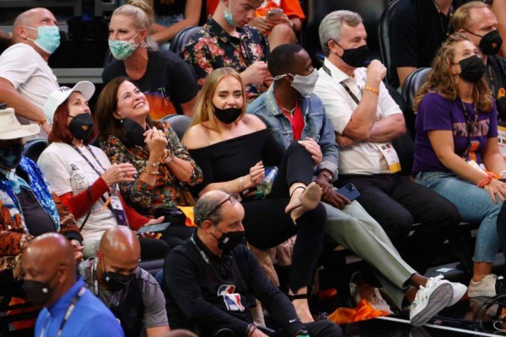 'Rich Paul se ha traído a su novia al partido y están sentados al lado de LeBron. Su novia es nada menos que Adele. Rich Paul está en el partido con Adele', ha recordado el citado informador, como si de una retransmisión se tratara, a la hora de hacer una crónica alternativa del último encuentro de las finales de la NBA entre los Phoenix Suns y los Milwaukee Bucks.