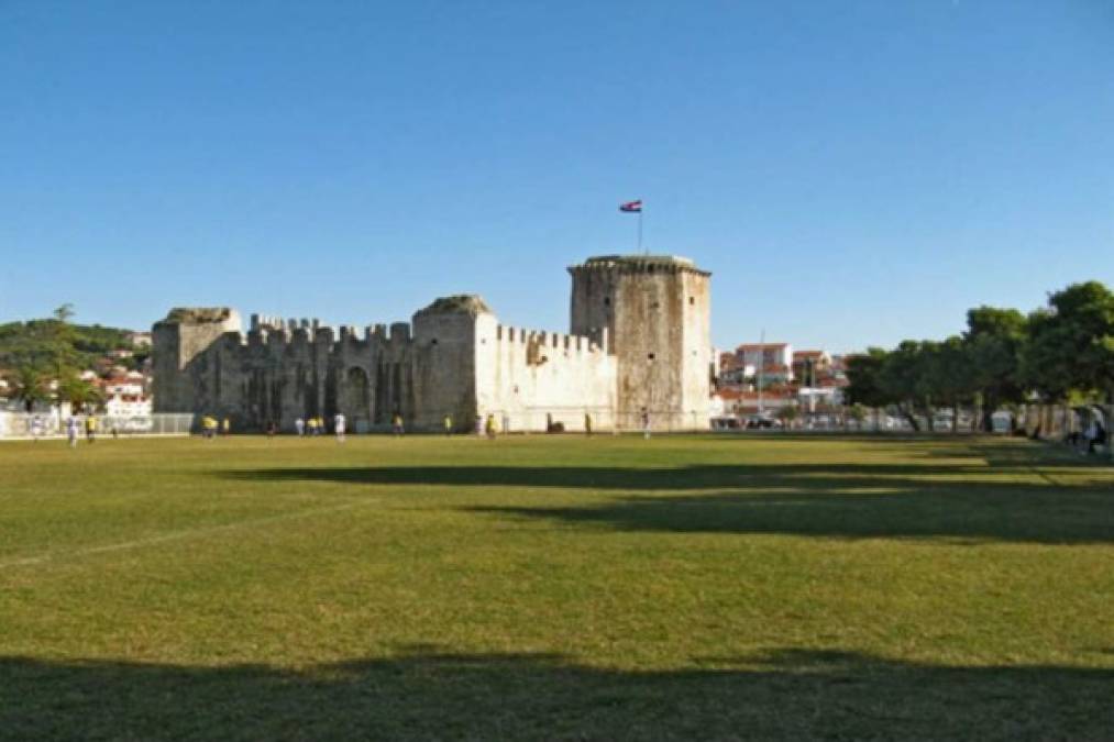 El Igraliate Batarija de Croacia se encuentra inserto entre dos monumentos que son patrimonios nacionales: la Torre de San Marco y el Castillo de Kamerlengo. En ese marco, quizás jugar al fútbol sea lo de menos.