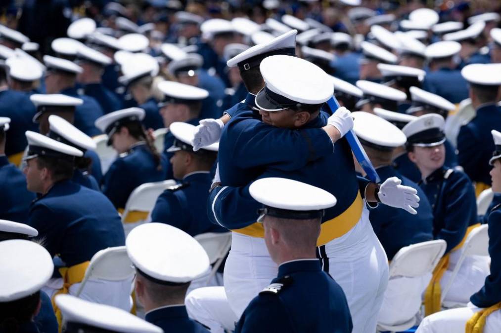 Biden se tropieza y cae al suelo en una academia militar