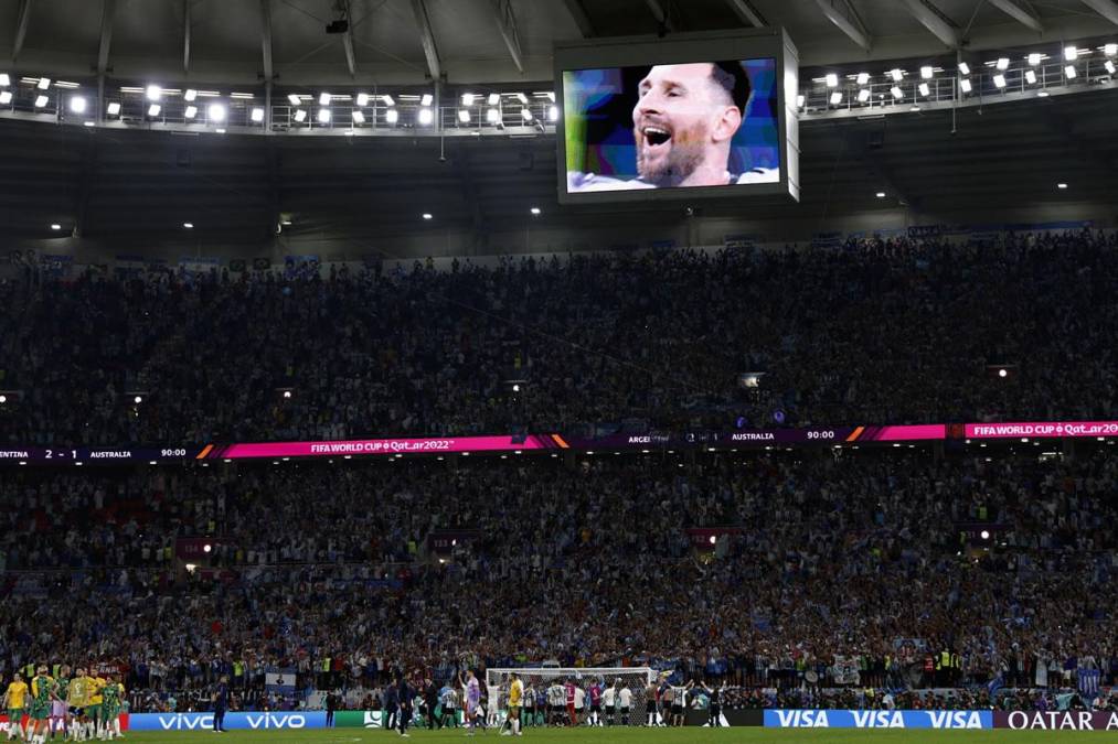 En la pantalla del Ahmad Bin Ali Stadium pusieron la imagen de Messi celebrando la clasificación a cuartos de final.