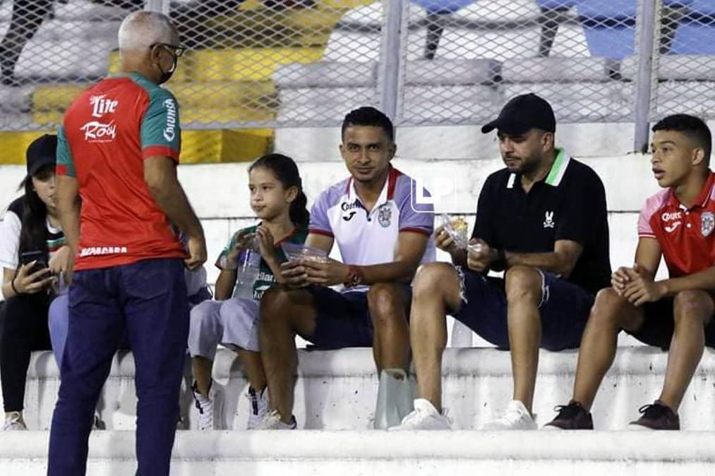 El ídolo verdolaga Mario Berríos estuvo en las gradas del estaido Olímpico viendo el partido de Marathón contra Honduras Progreso.