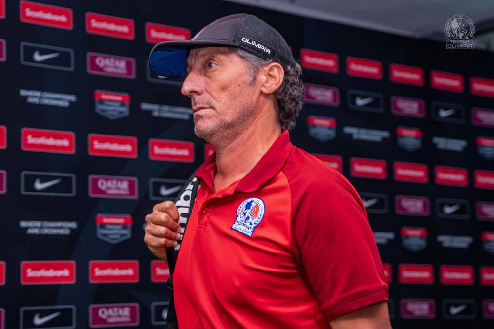 El entrenador del Olimpia, Pedro Troglio, también con semblante serio.