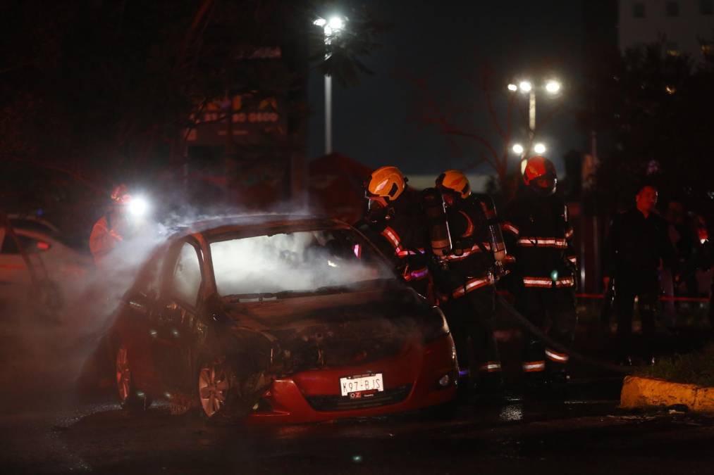 Una imagen de videovigilancia muestra el momento en que pistoleros interceptan a un conductor en Zapopan y, tras obligarlo a descender, prenden fuego a su auto.