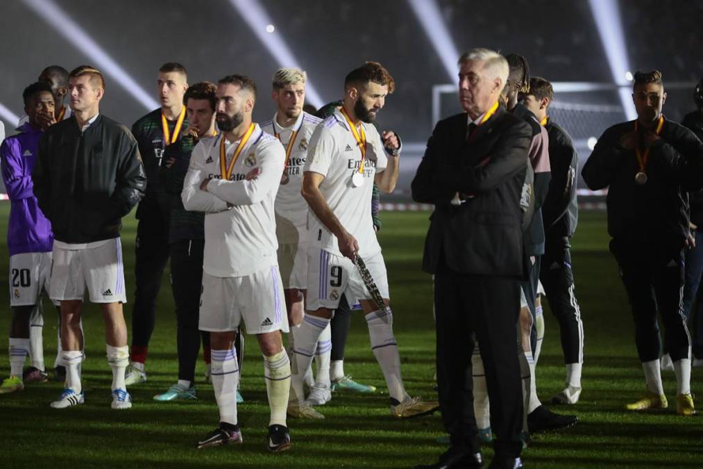 Carlo Ancelottti y los jugadores del Real Madrid se quedaron en el campo observando la coronación del Barcelona. Buen gesto.