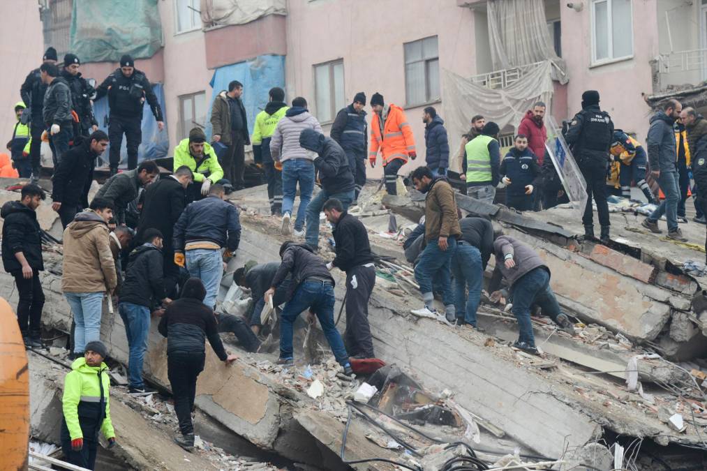 Las impactantes imágenes de la devastación en Turquía tras terremoto que deja más de 1,800 muertos