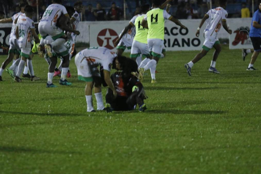 En medio de toda la celebración, también hubo jugadores del Platense que se acercaron a sus rivales al final del encuentro.