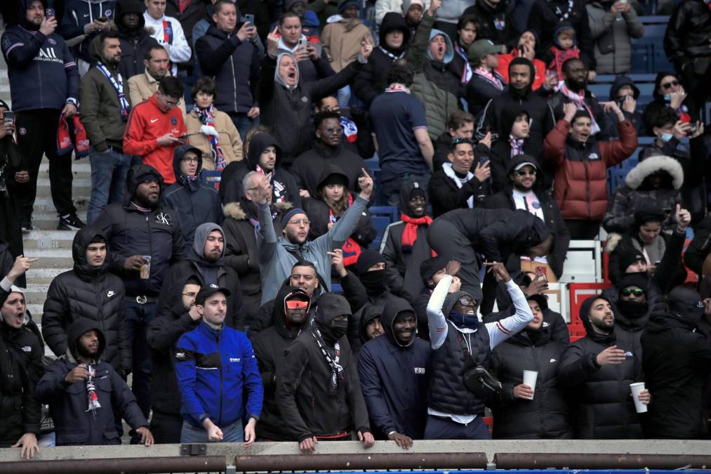 Los ultras del PSG recibieron de la peor manera a la plantilla del equipo parisino ya que evidenciaron su molestia tras la remontada sufrida a manos del Real Madrid.