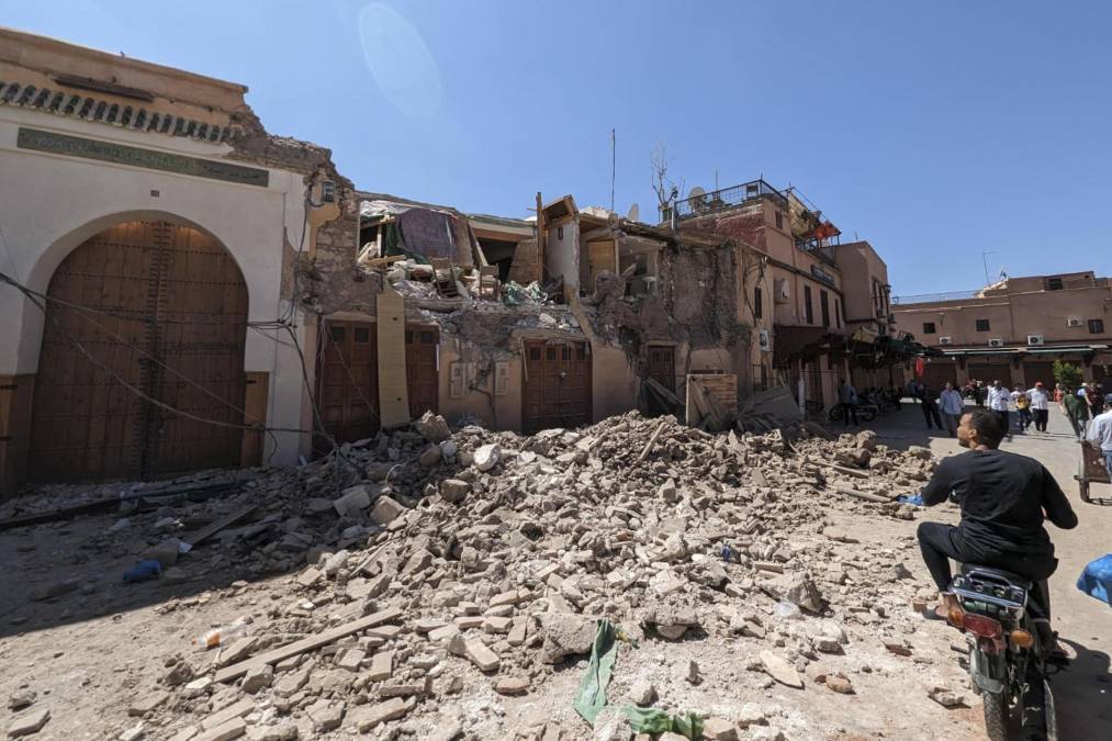 Según un boletín de alerta sísmica difundido por el Instituto Nacional de Geofísica marroquí, el terremoto, de magnitud 7, sacudió la región septentrional marroquí de Marrakech y se produjo a las 23.11 hora local a 8 kilómetros de profundidad. 