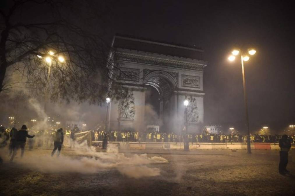 La prefectura de policía de la región de Haute-Loire, en la localidad de Puy-en-Velay, fue parcialmente incendiada con cócteles molotov.<br/><br/>'Vivimos un clima insurreccional' advirtió el numero dos del principal sindicato policial Alliance, Frédéric Lagache.