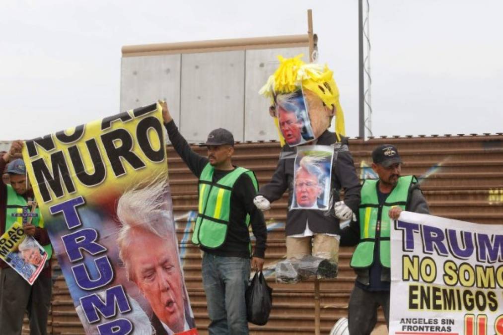 Con piñatas del magnate y pancartas contra la construcción del muro, decenas de mexicanos llegaron esta tarde a la frontera de Tijuana con California.