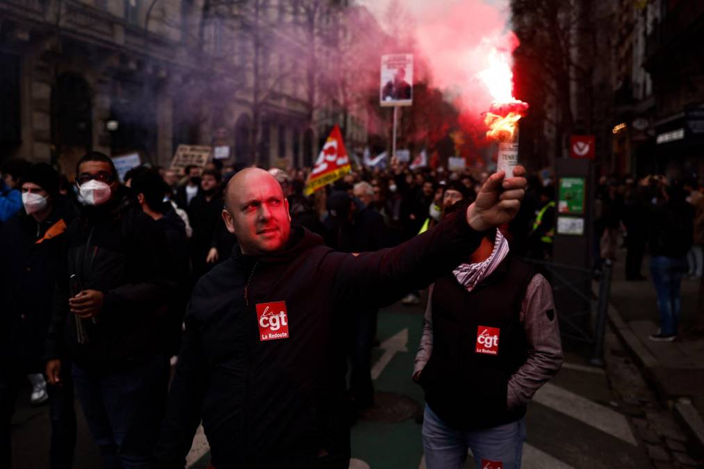Protestas masivas en Francia contra un Macron firme en su reforma de pensiones