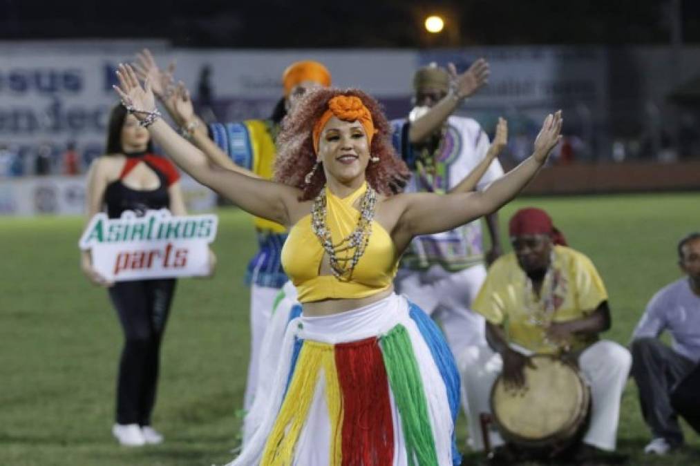 En la previa del partido, Honduras Progreso-Olimpia, esta bella chica puso el ambiente con bailes.