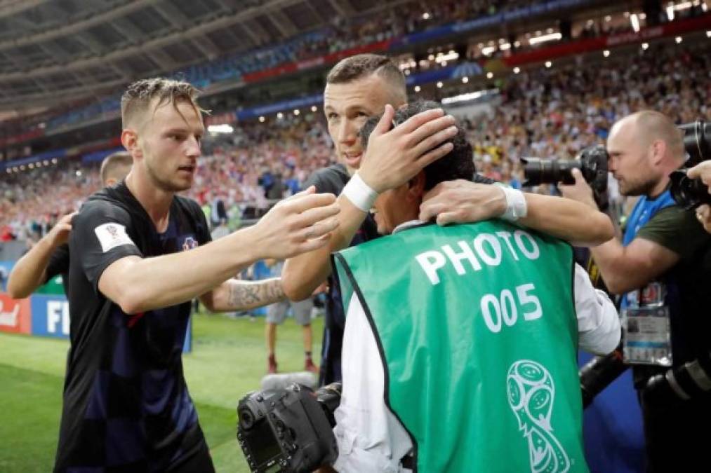 Ivan Rakitic y Ivan Perisic se disculparon también con el fotógrafo salvadoreño Yuri Cortez. Foto EFE