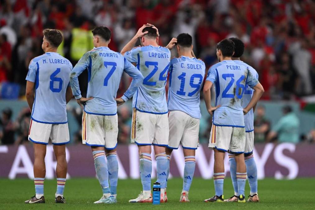 <b>España</b> empezó el Mundial en tromba, con un triunfo 7-0 sobre Costa Rica, pero fue un simple espejismo en el desierto: el empate ante Alemania (1-1) y sobre todo la derrota 2-1 ante Japón rebajaron la euforia, evitaron el liderato de grupo y enviaron a este cruce con <b>Marruecos</b>, que ha terminado siendo una trampa mortal.