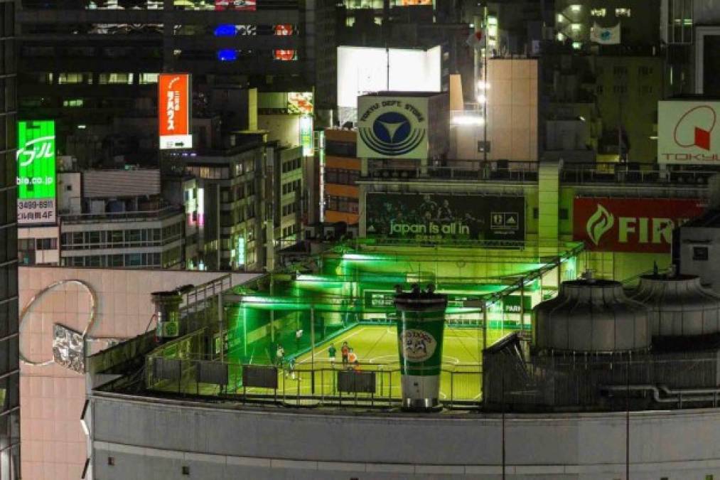 El Adidas Football Stadium, ubicado en Tokyo, Japón, es probablemente uno de los recintos deportivos donde todos sueñan jugar.