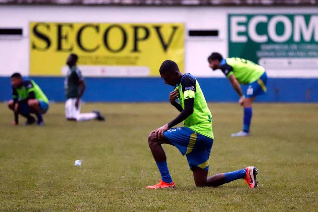 La tristeza de los jugadores del Olancho FC por la eliminación en repechaje ante Marathón.