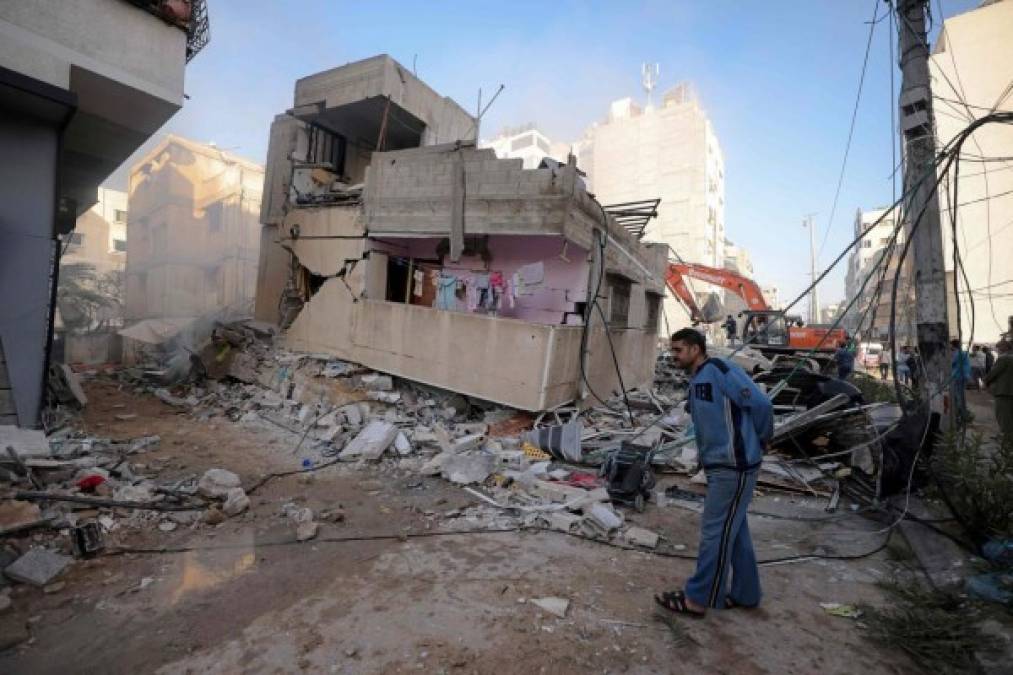 En Gaza, los daños materiales y el paisaje lleno de escombros de edificios parcial o totalmente demolidos es la tónica.