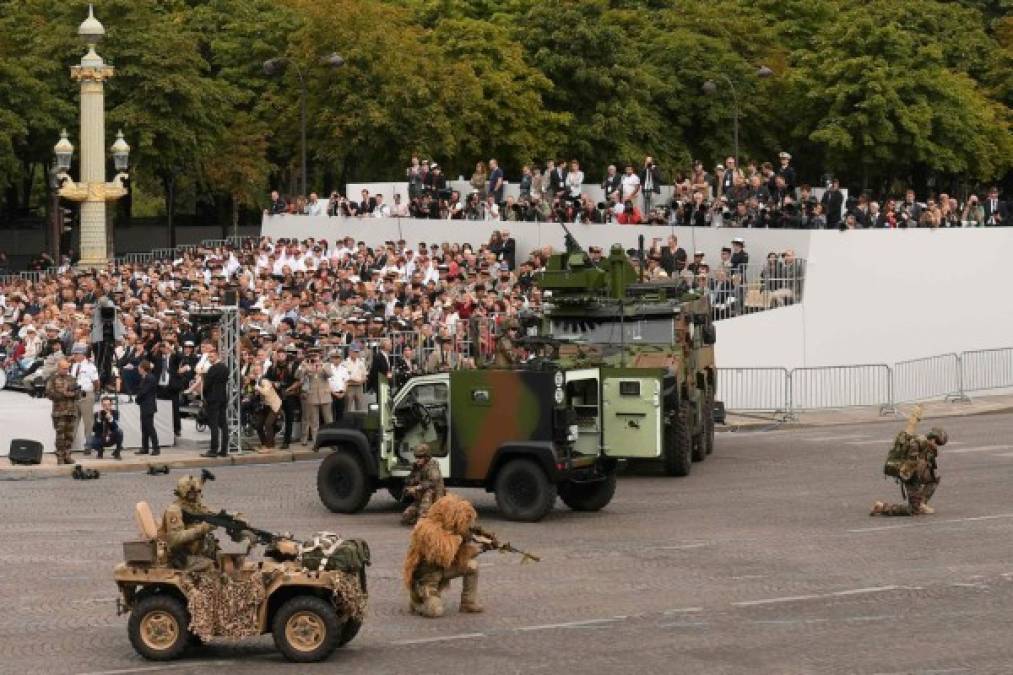 En total, unos 4.300 militares, 196 vehículos, 237 caballos, 69 aviones y 39 helicópteros fueron movilizados para este acontecimiento.